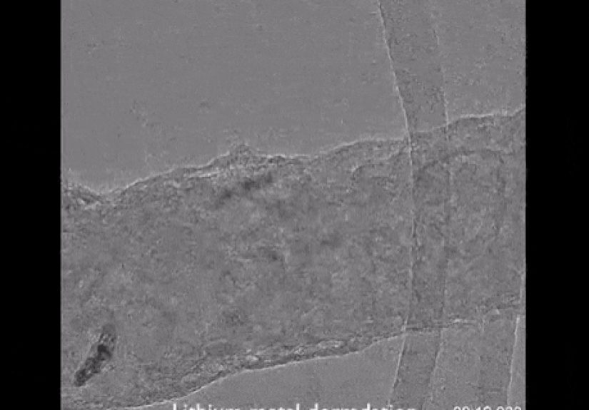 Researchers Take First Atomic Photos of Failing Battery