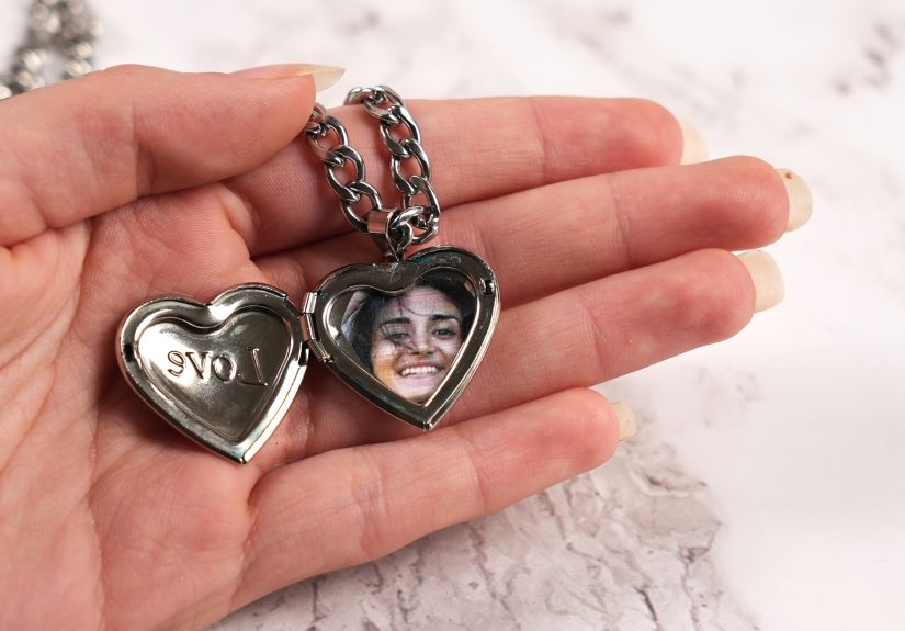 3 Ways to Put a Picture in a Locket