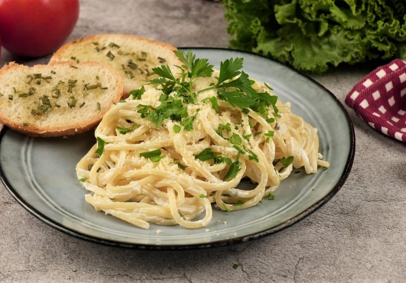 How to Make Pasta with Alfredo Sauce from a Jar: 12 Steps