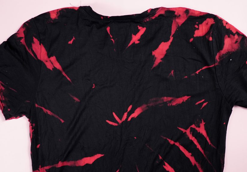 How to Tie Dye with Bleach: 15 Steps