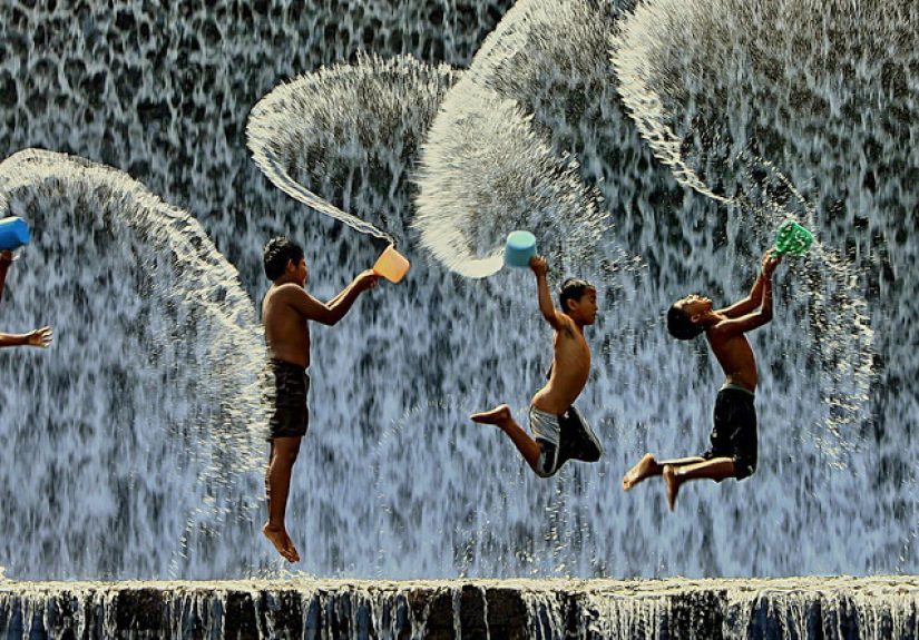 30 Magical Photos Of Children Playing Around The World