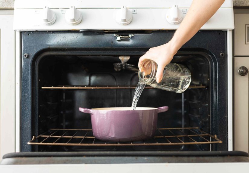 How to Clean Your Oven With Vinegar and Finally Get That Layer of Grease Off