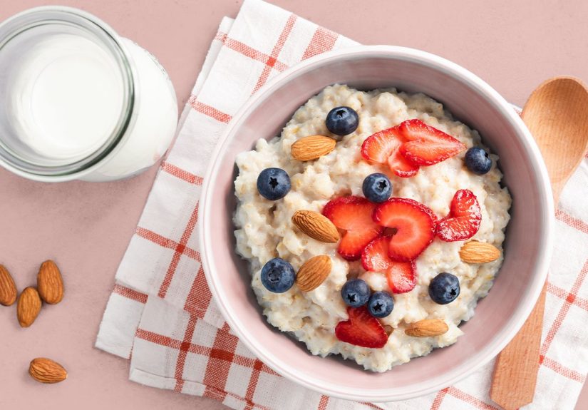 How to Gain Weight by Eating Oatmeal and Drinking Milk