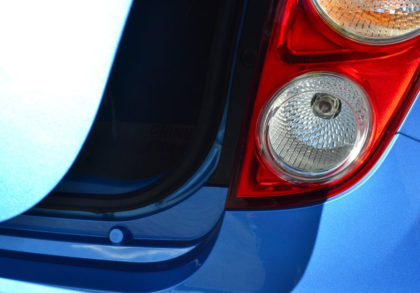 How to Save Yourself Inside a Kidnapper's Car: 12 Steps