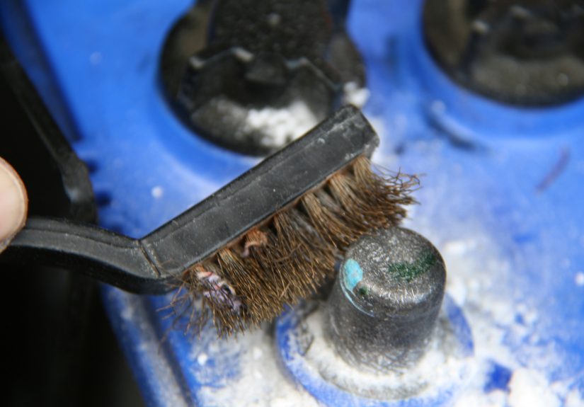 How to Hook up Jumper Cables to a Battery (With Pictures)